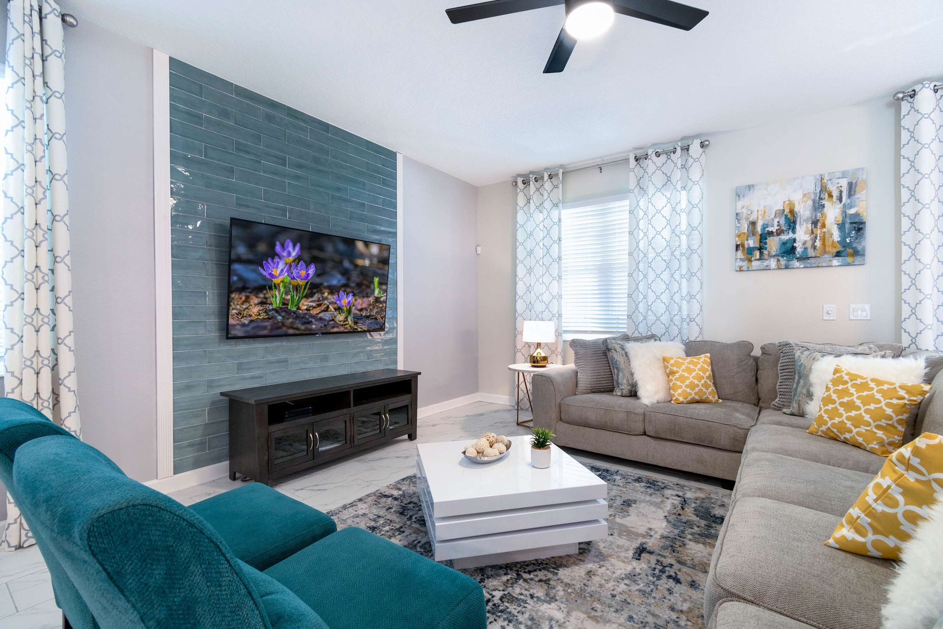 Bright, modern living room w/ cozy seating & stylish decor!