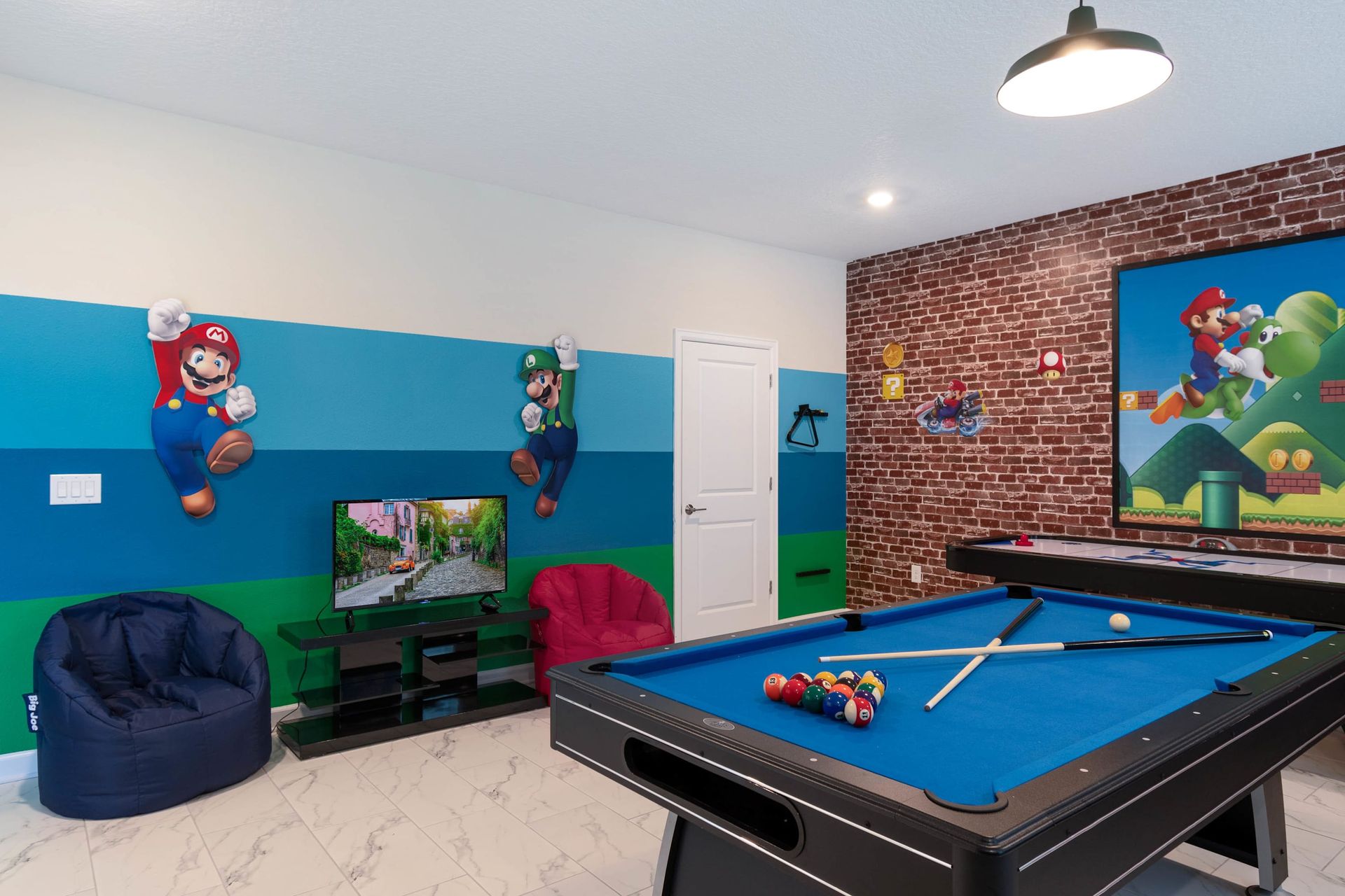 Super Mario-themed game room w/ pool table, air hockey & fun vibes!