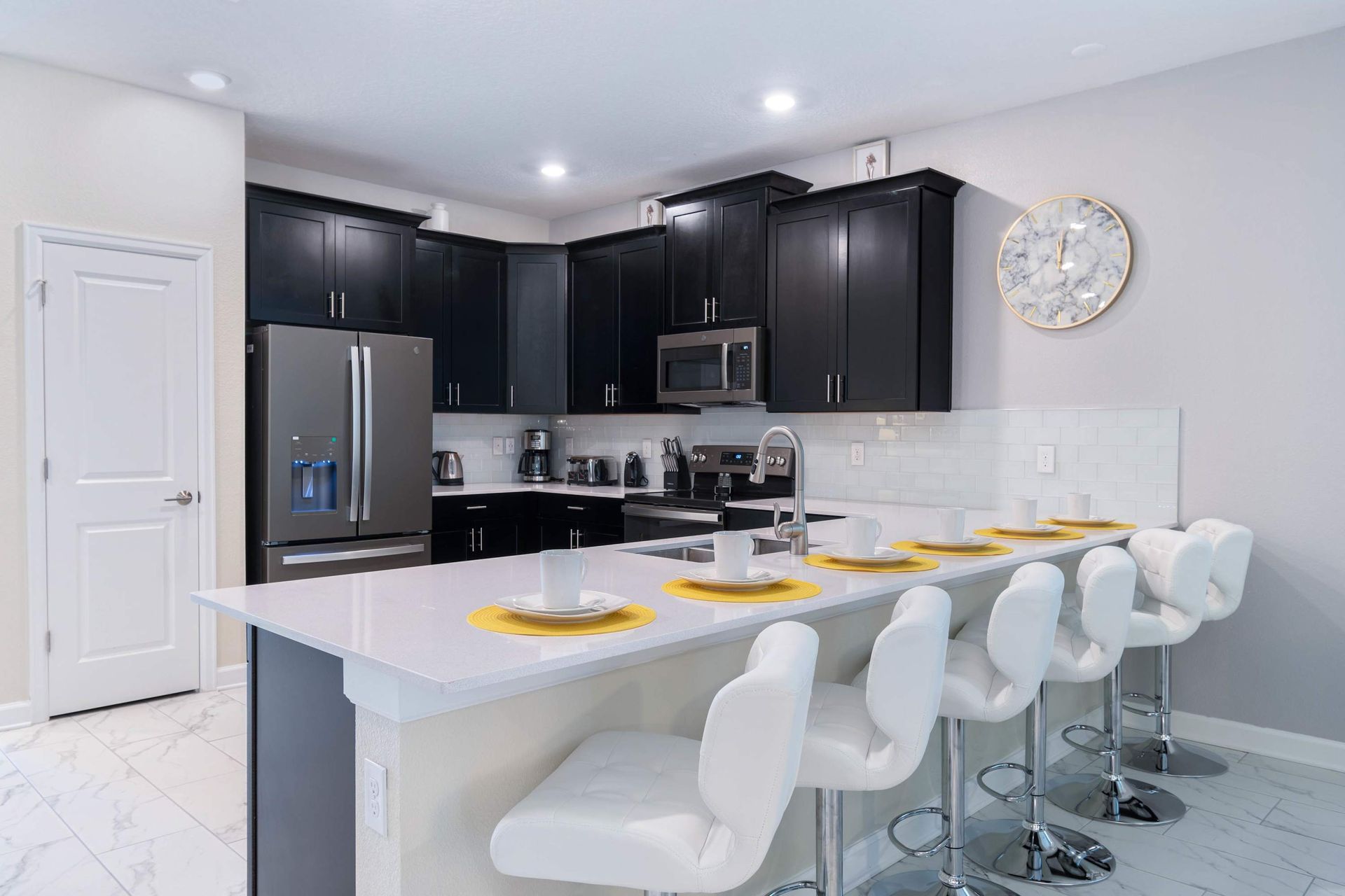 Sleek kitchen w/ modern appliances, bar seating & chic design!