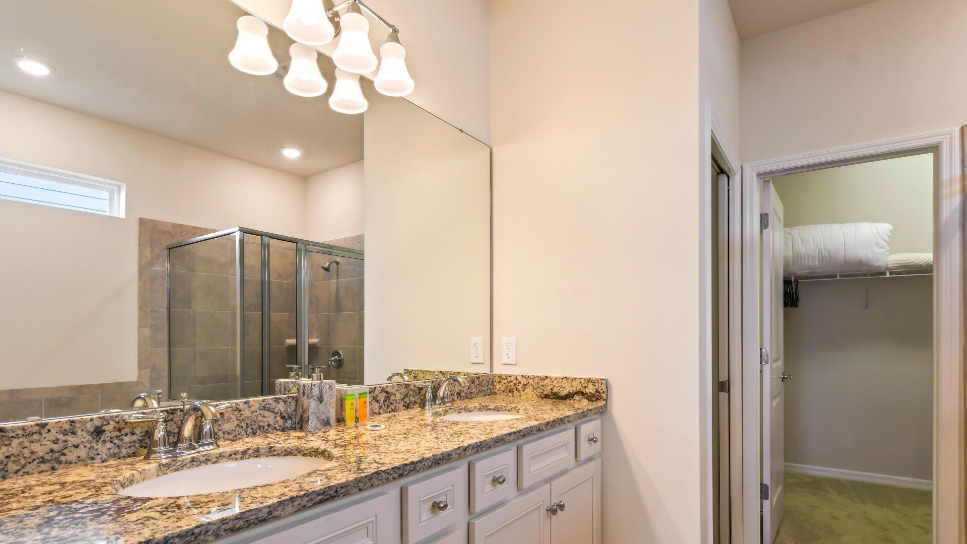 Complete bathroom setup, providing all essential amenities for a functional and refreshing space
