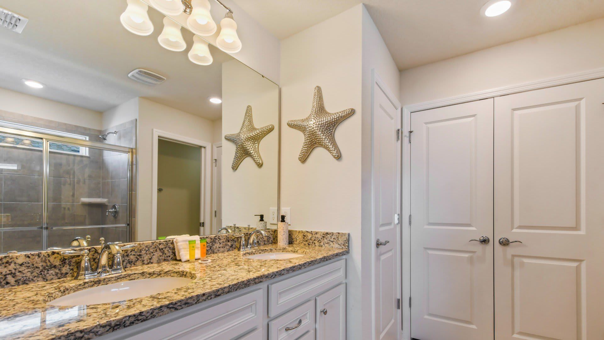 Complete bathroom setup, providing all essential amenities for a functional and refreshing space