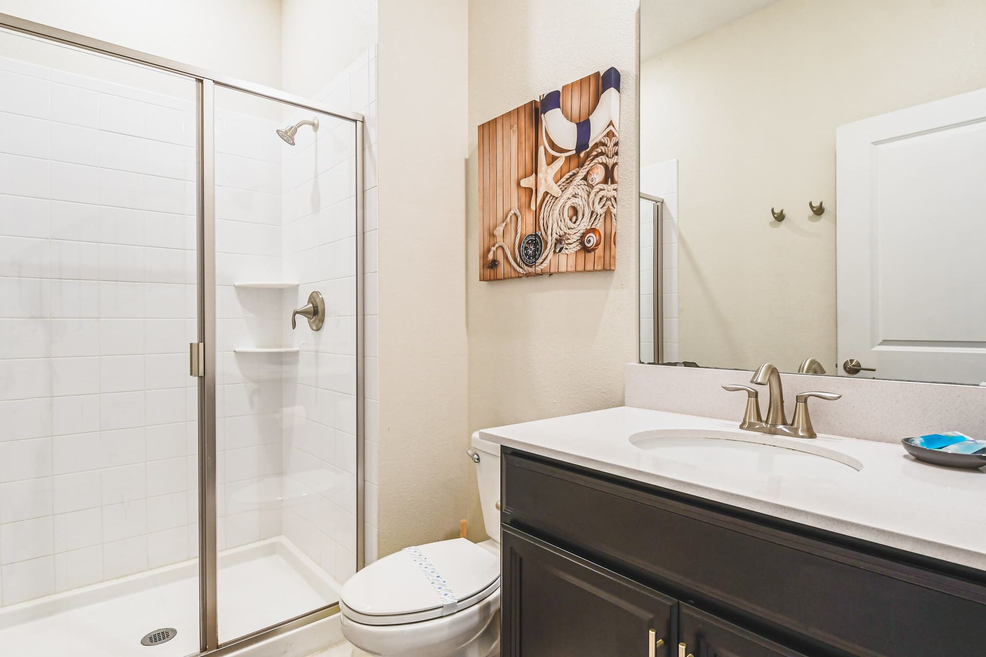 Complete bathroom setup, providing all essential amenities for a functional and refreshing space
