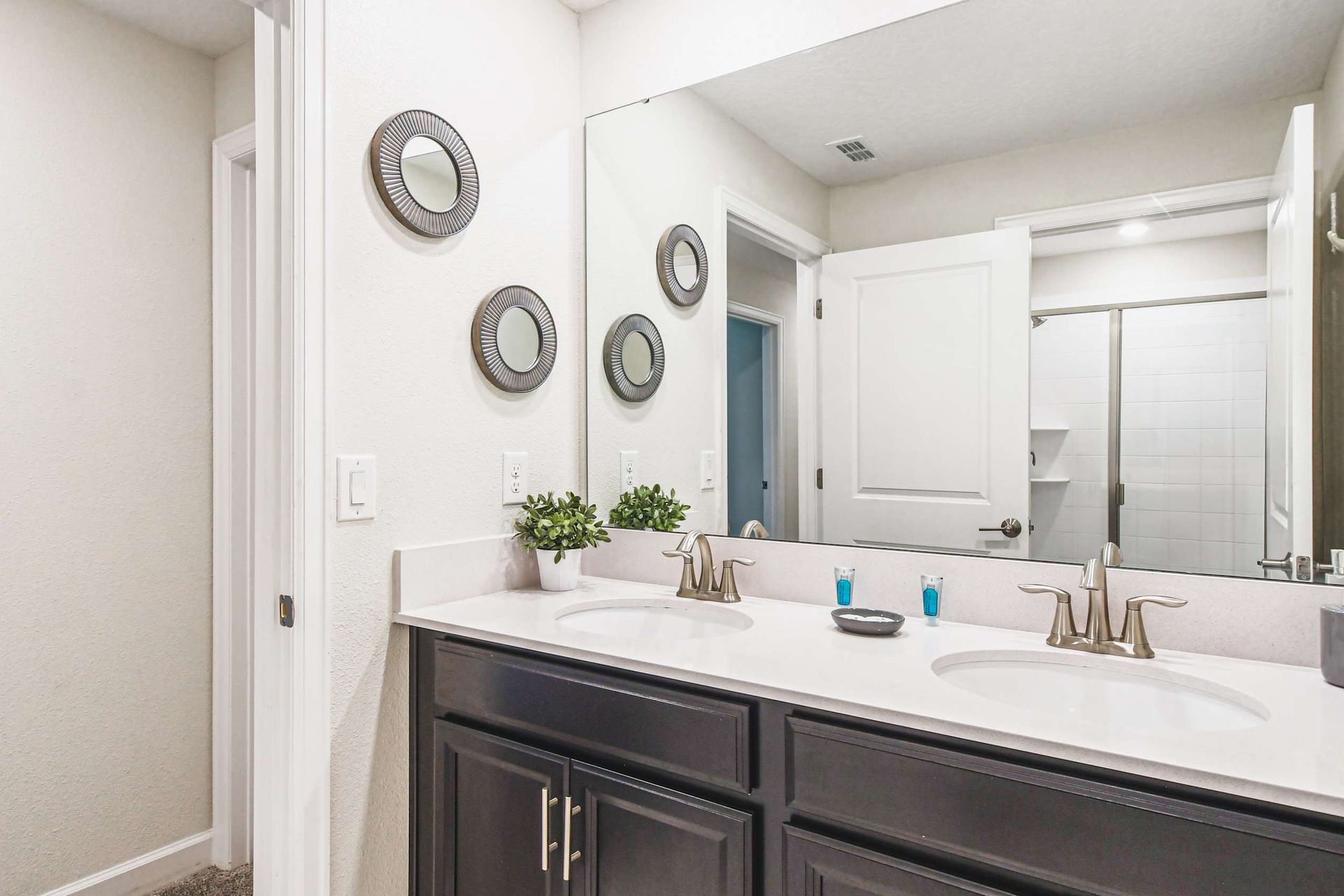 Complete bathroom setup, providing all essential amenities for a functional and refreshing space