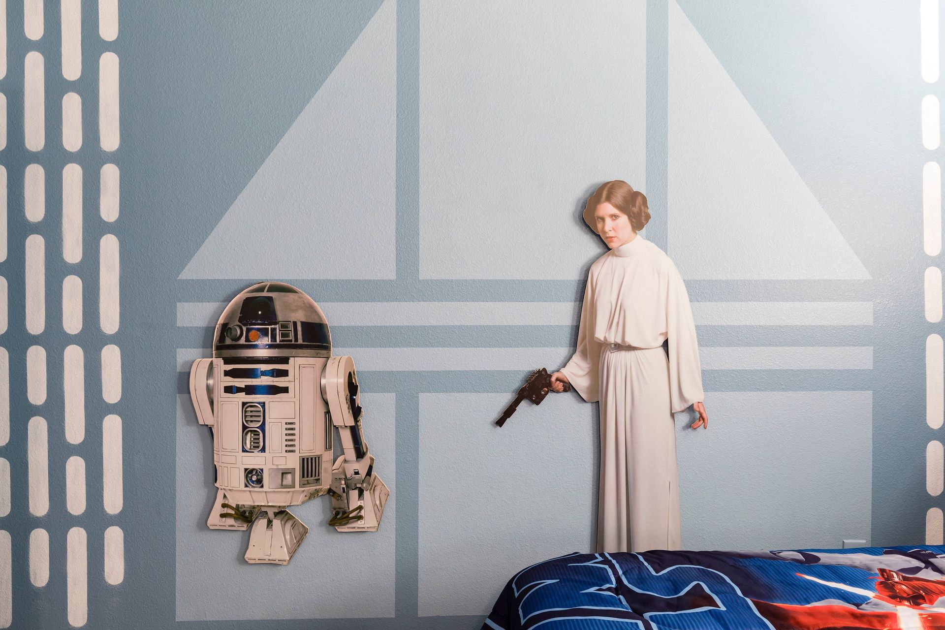 Star Wars-themed room featuring Princess Leia, R2-D2, and adventure