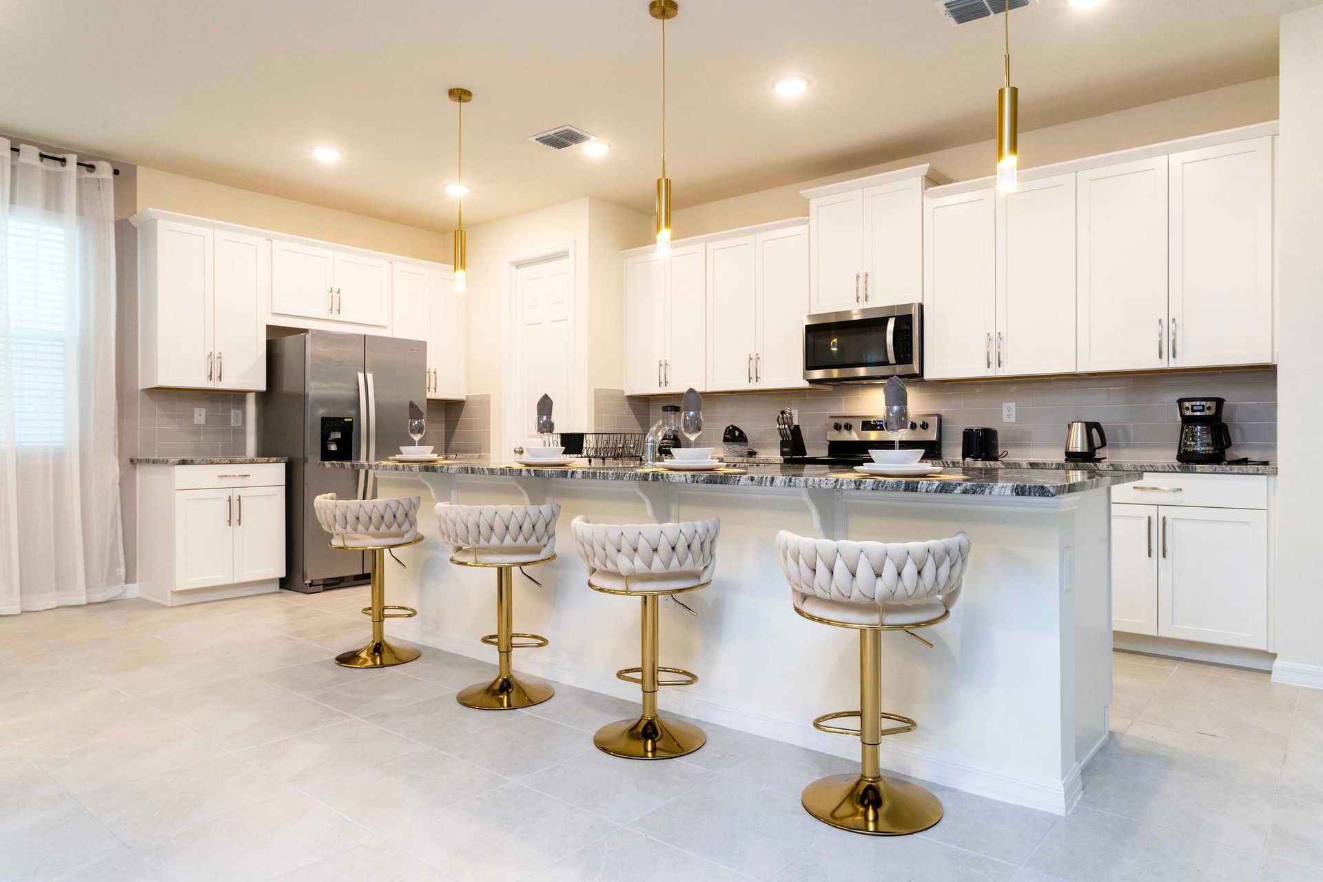 Well-equipped space with a breakfast bar, offering a functional and stylish area for culinary endeavors