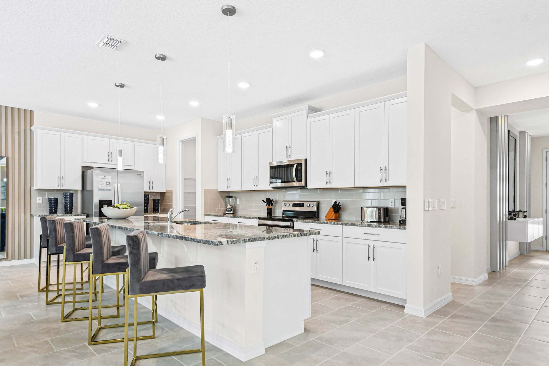Well-equipped space with a breakfast bar, offering a functional and stylish area for culinary endeavors