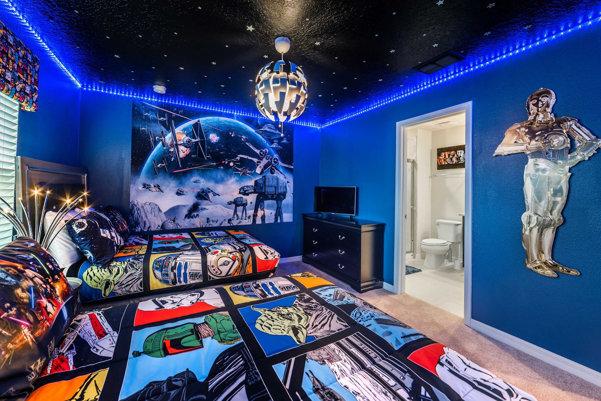 Immerse in a Star Wars ambiance, featuring decor and elements inspired by the iconic galactic saga.