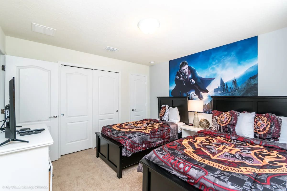 Magical Harry Potter-themed room with twin beds—perfect for wizarding fans