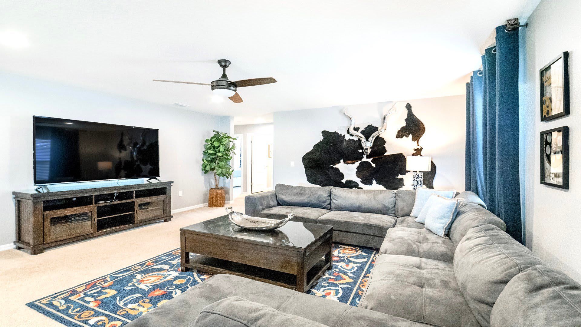 Movie nights & comfy hangs await! This living room's got the perfect spot to unwind after exploring.