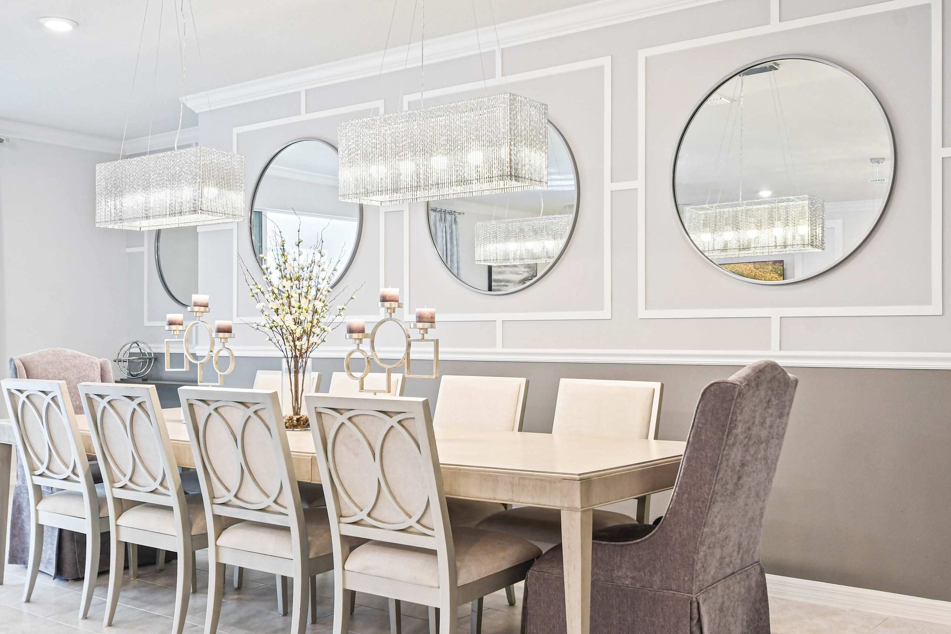 Large dining table and kitchen, for the entire family or friends to enjoy.