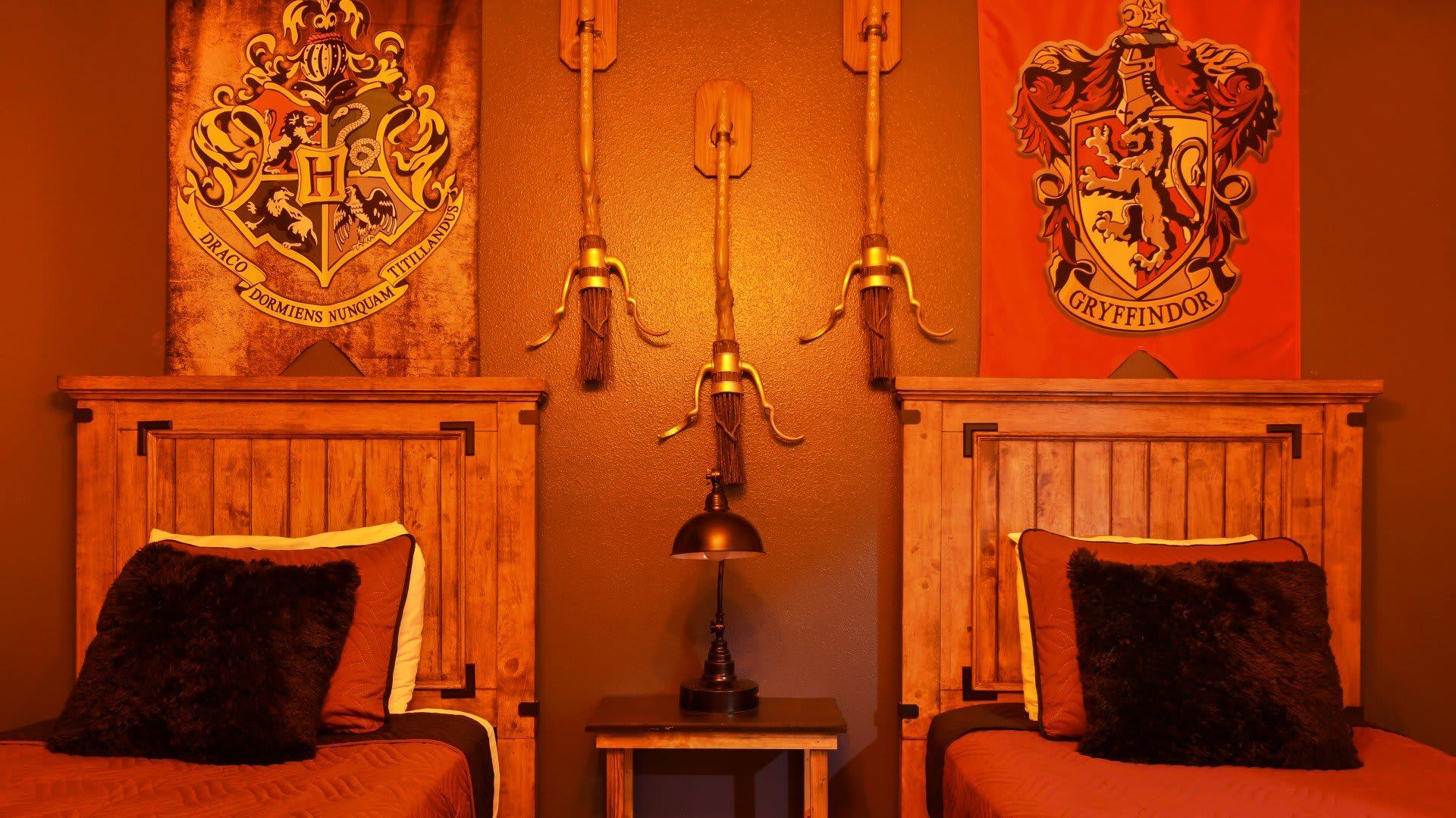 Sophisticated décor makes this Harry Potter bedroom even better