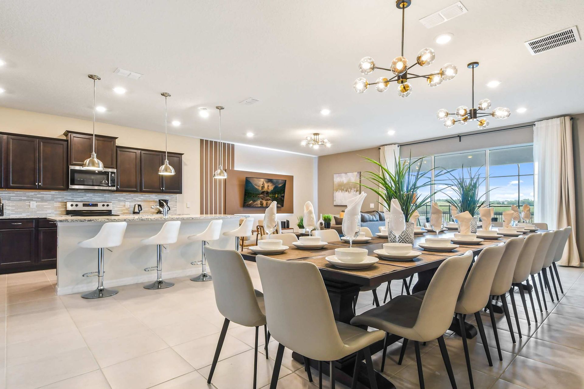 Spacious modern kitchen & dining area, perfect for group gatherings & meals!