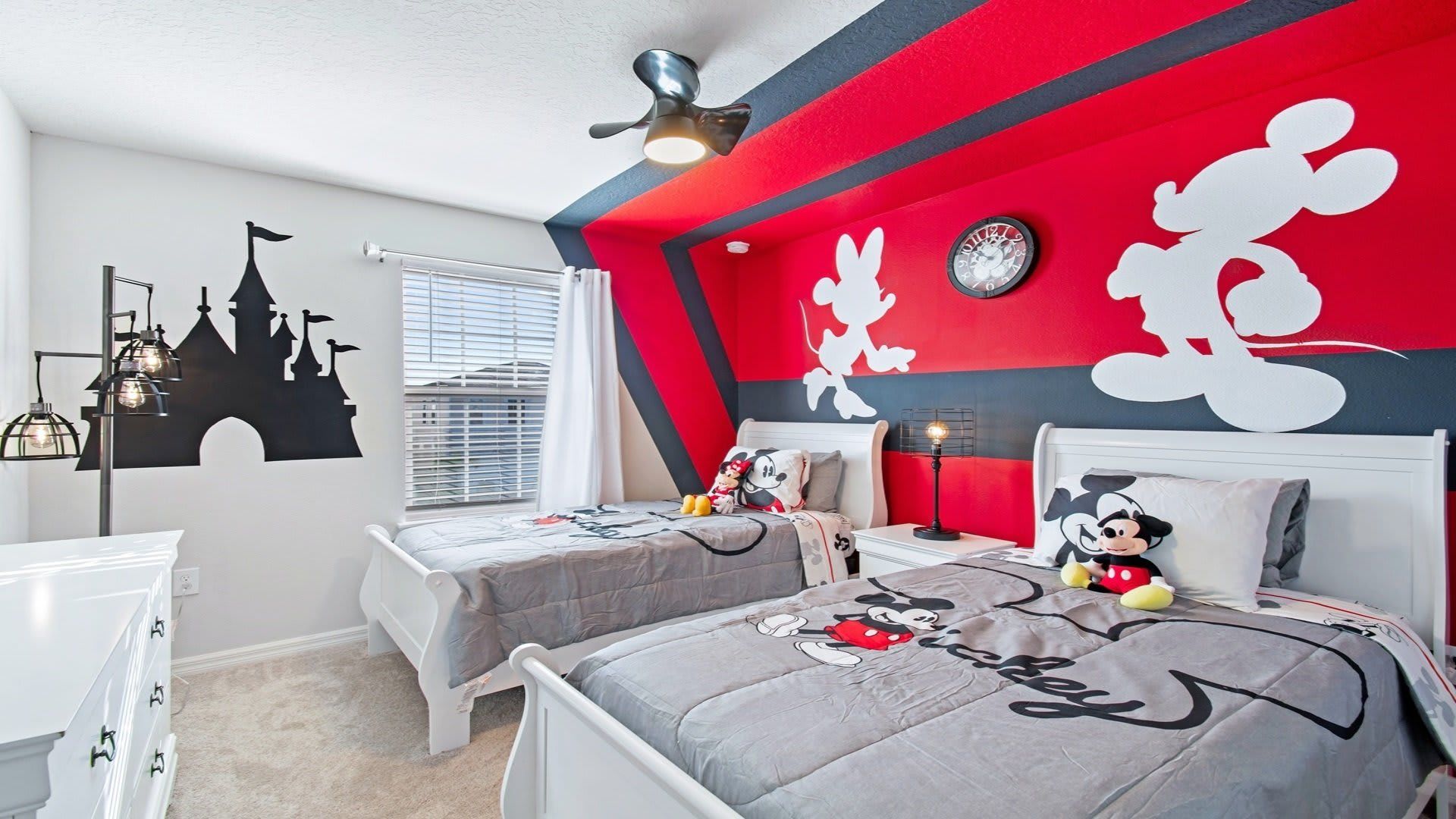 Comfortable arrangement with two twin beds.