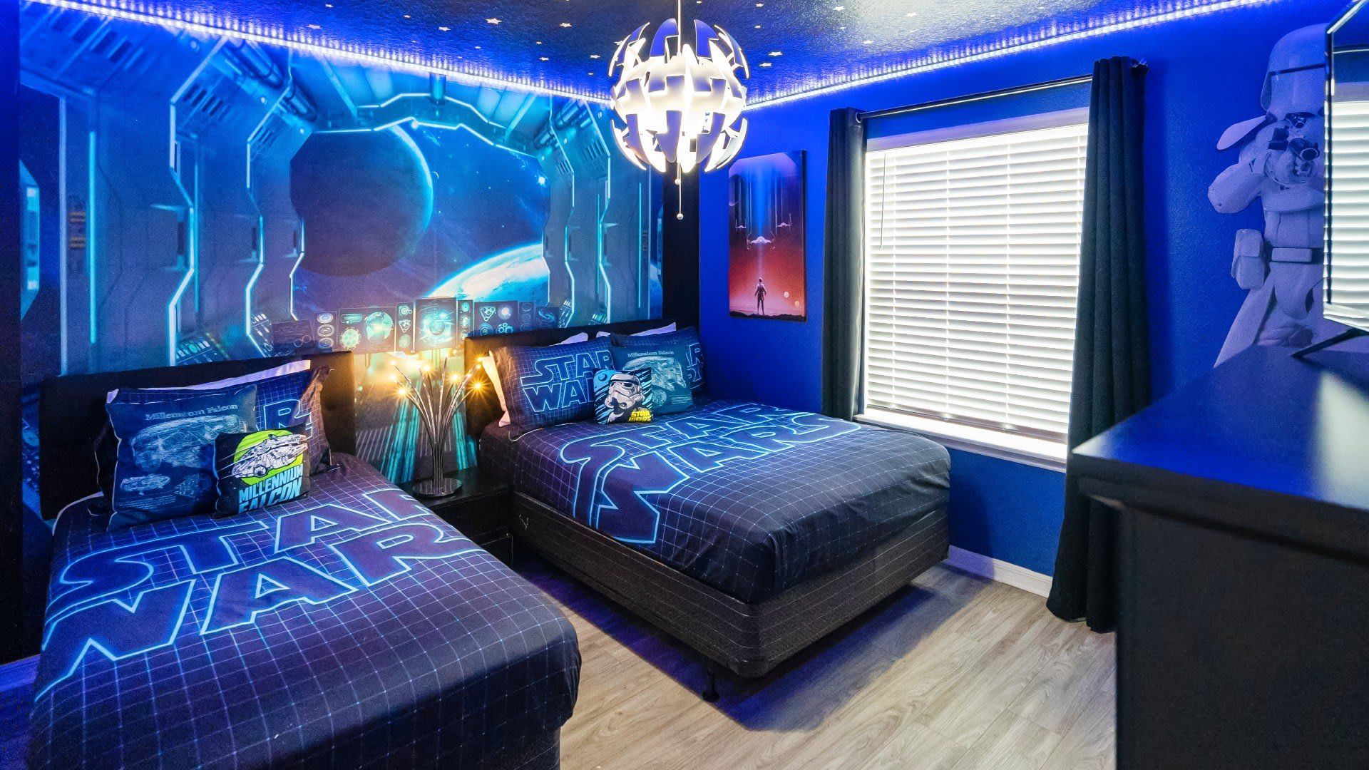 Kids will have fun in this Star Wars bedroom with cool lights