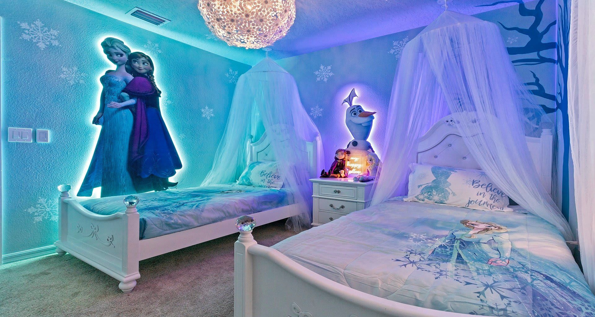 Bedroom: Cozy arrangement with two twin beds