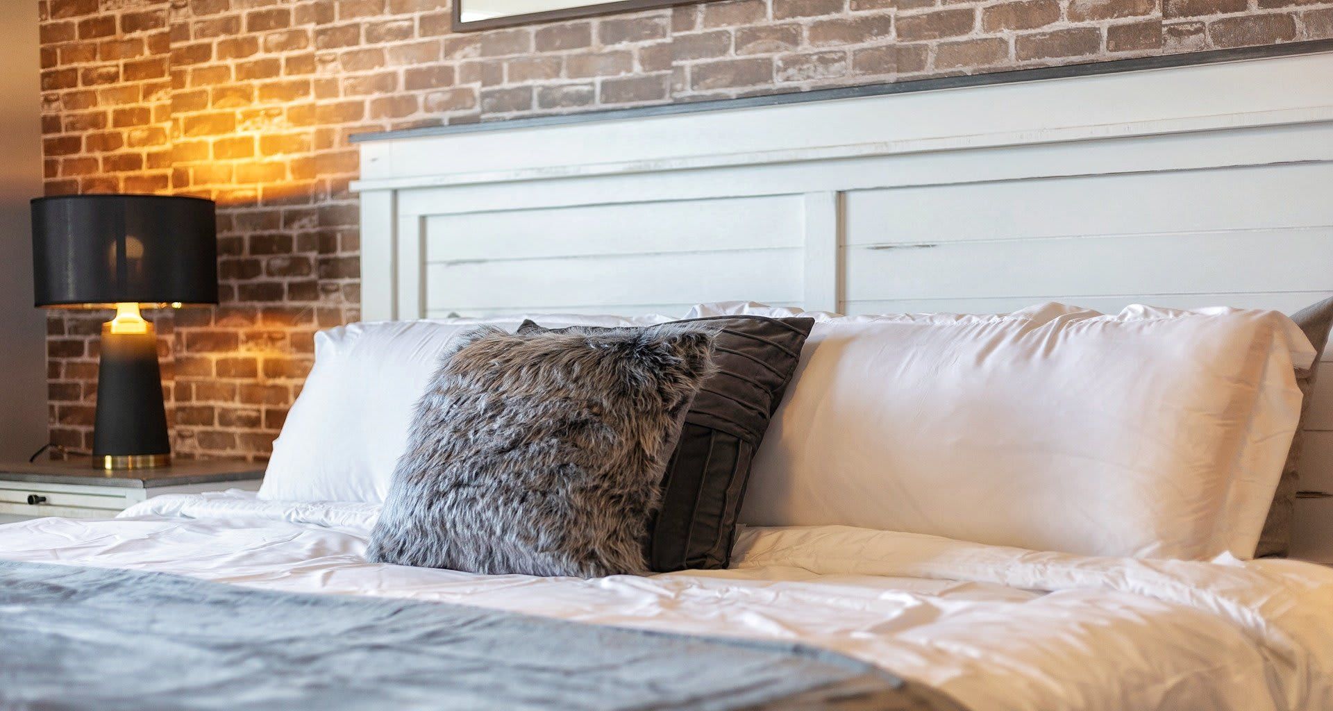 Queen Bed: Luxurious comfort with a queen-sized bed