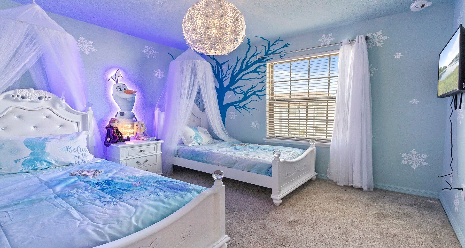 Bedroom: Cozy arrangement with two twin beds