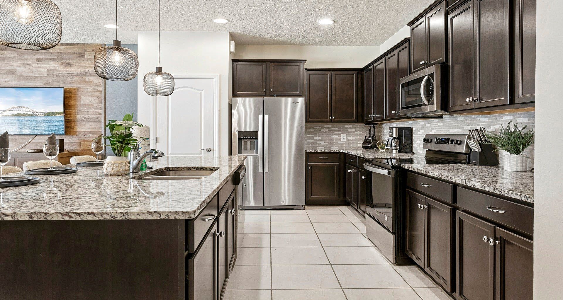 Kitchen: Compact and stylish with a mini breakfast bar