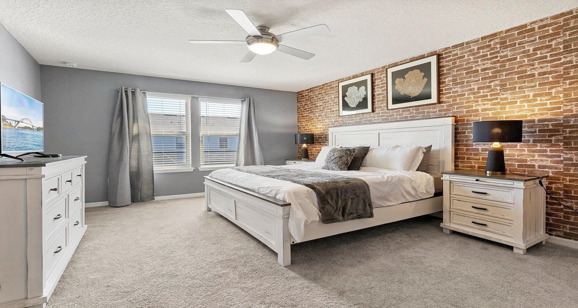 Queen Bed: Luxurious comfort with a queen-sized bed