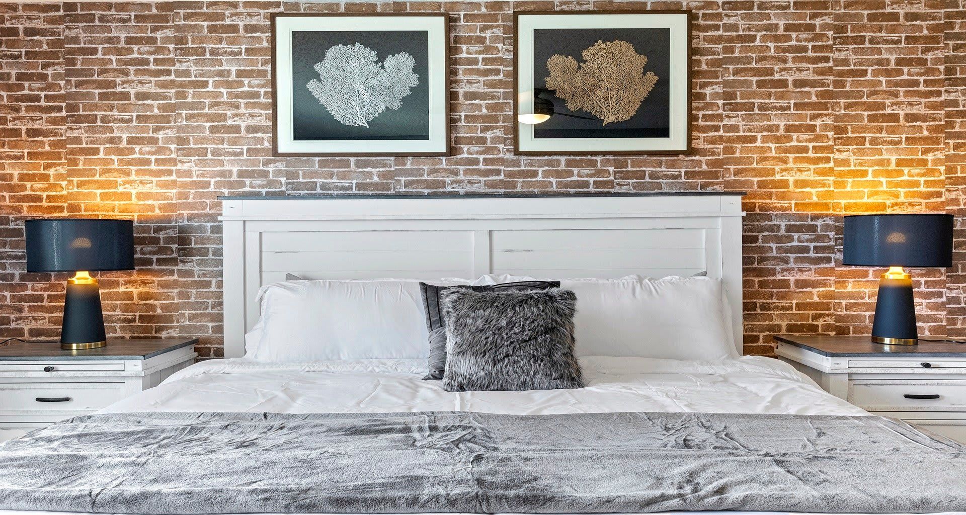 Queen Bed: Luxurious comfort with a queen-sized bed