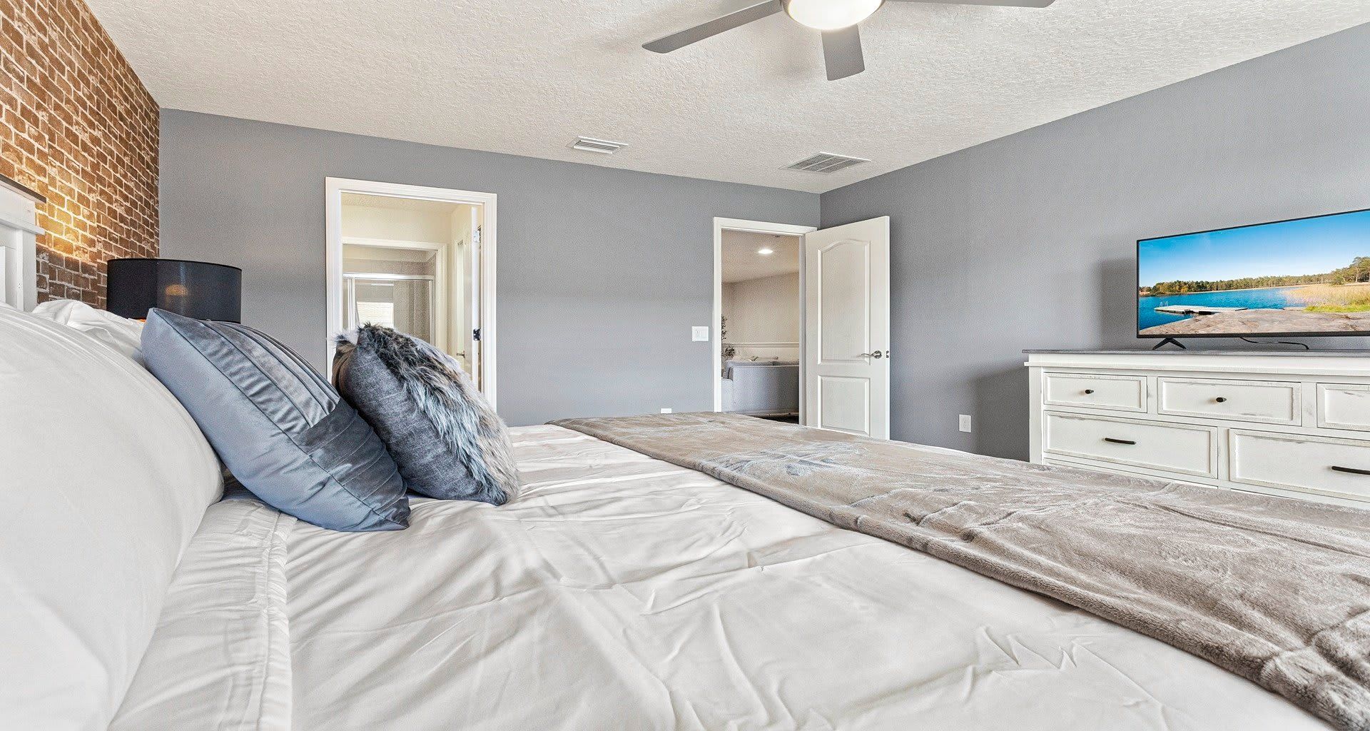 Queen Bed: Luxurious comfort with a queen-sized bed