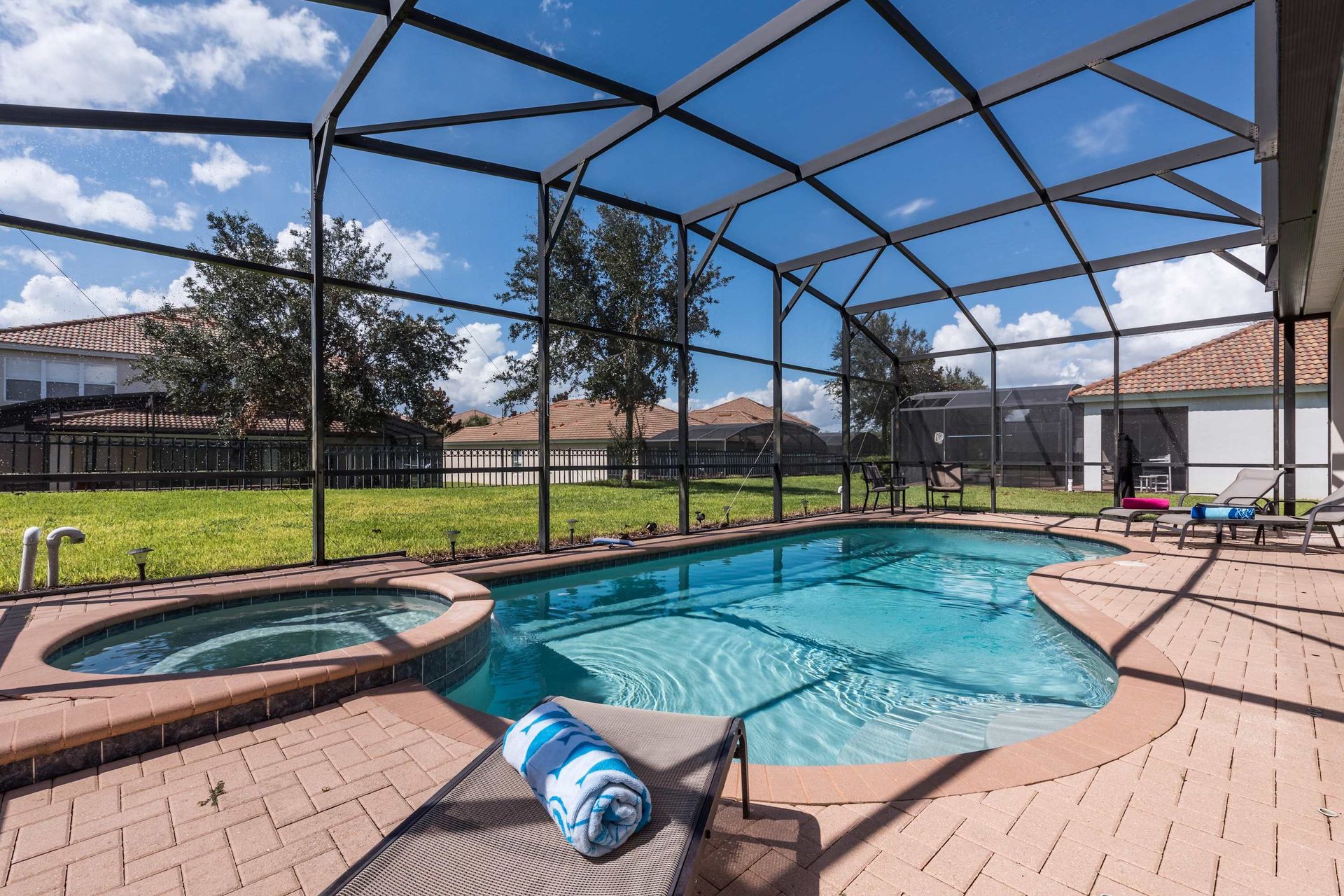 Relax in this screened private pool and spa, perfect for a sunny getaw