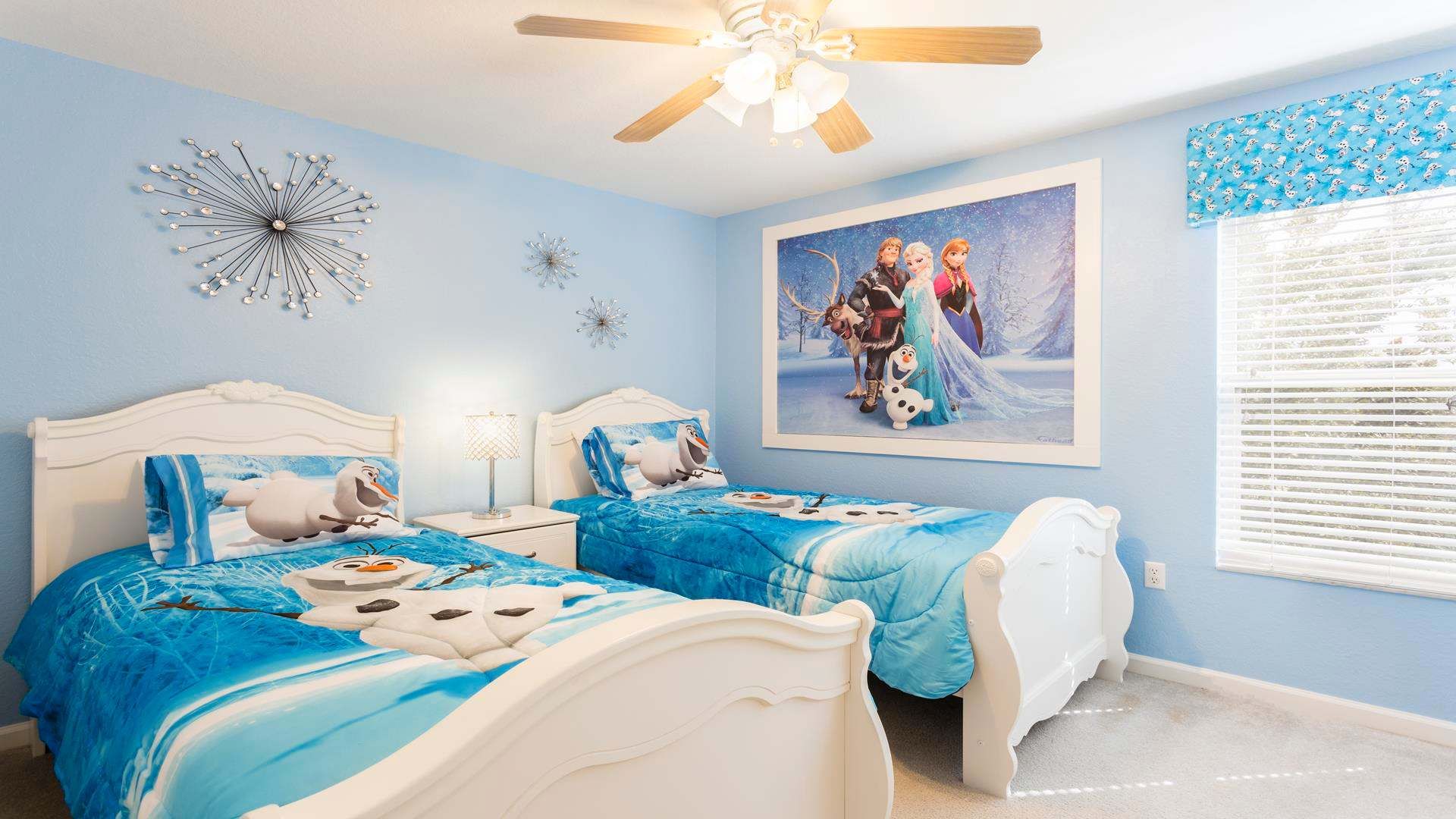 Kids will have fun in this Frozen bedroom with beautiful lights