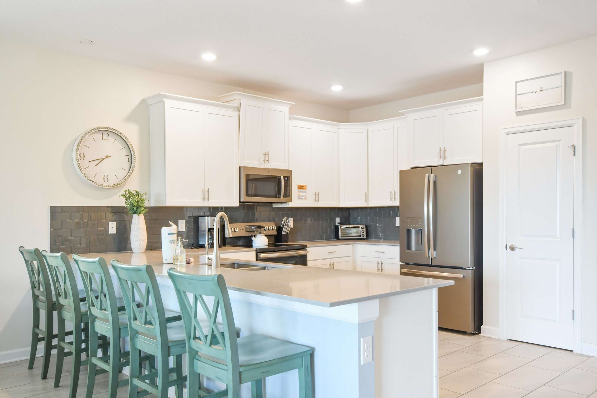 Enjoy a delicious meal in the spacious kitchen with the family!
