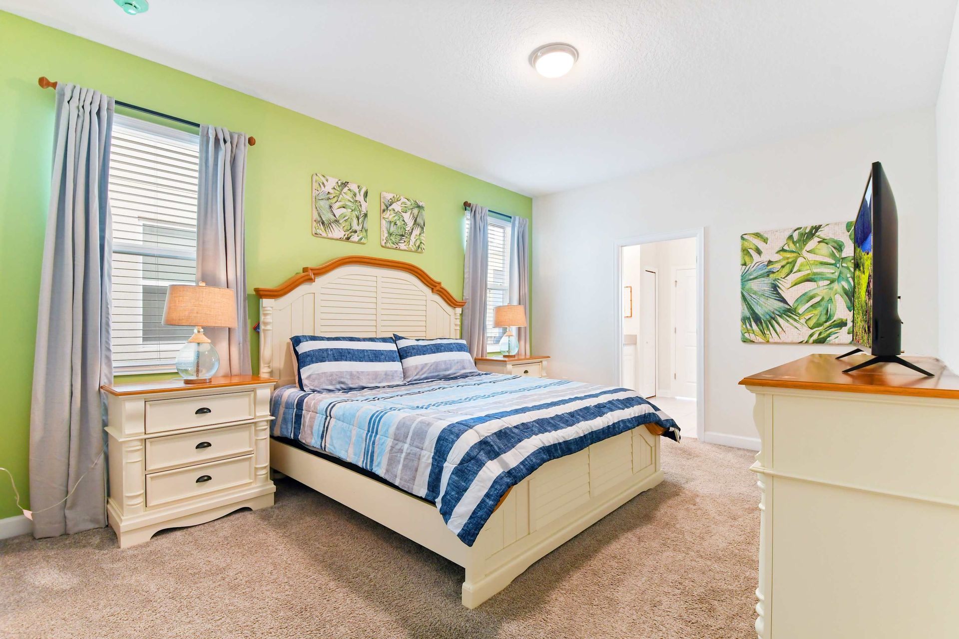Tropical-inspired bedroom with cozy decor, en-suite bath, and a relaxing ambiance