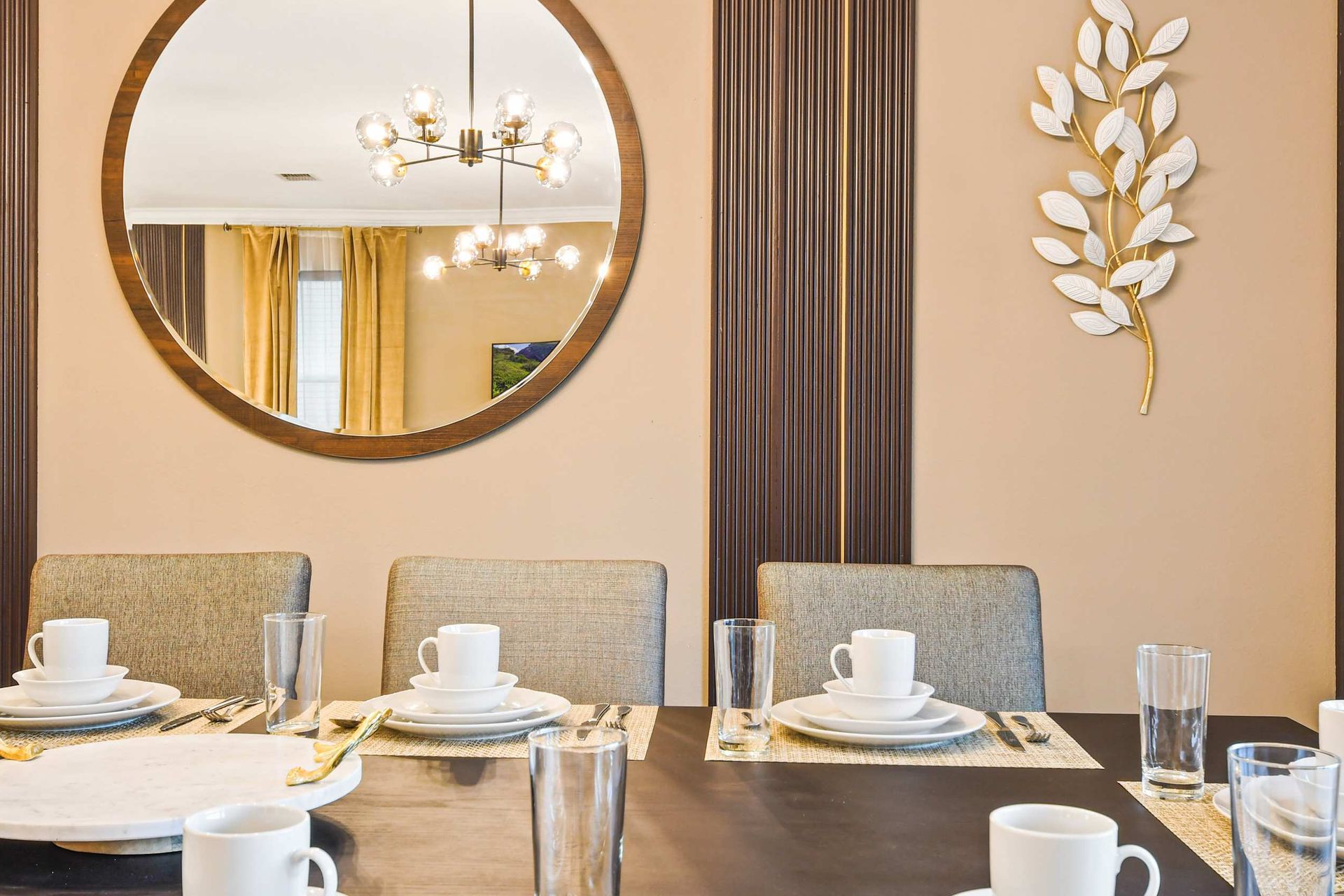 here's plenty of room for everyone in the dining area