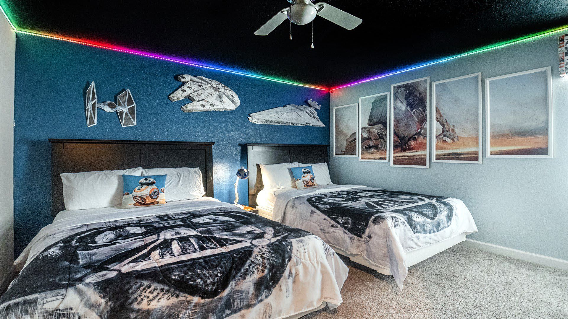 Kids will have fun in this Star Wars bedroom with beautiful lights