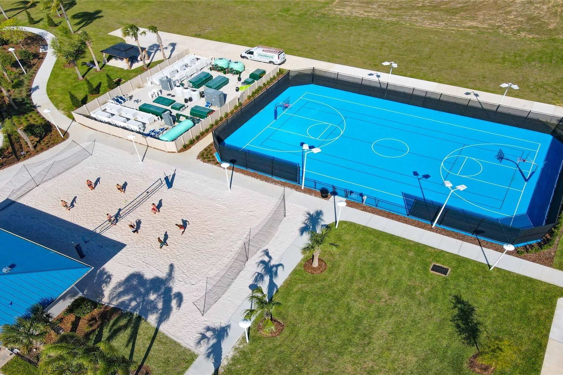 Resort sports: sand volleyball and basketball courts await you!