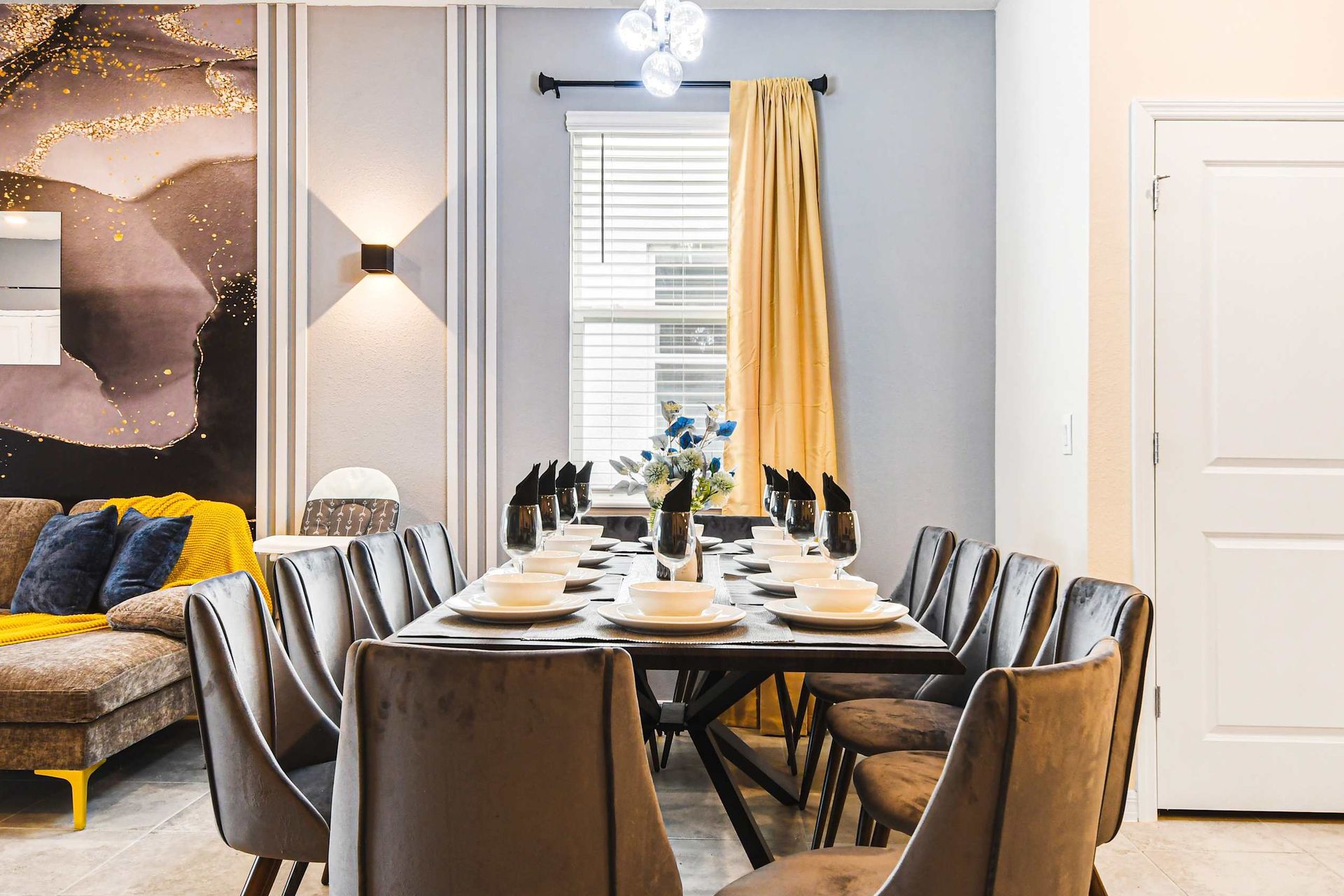 There's plenty of room for everyone in the dining area.