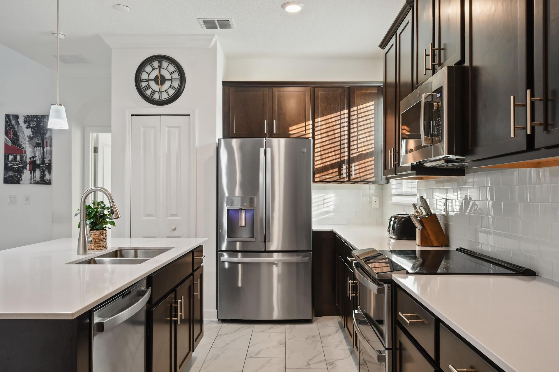Cook in style with this sleek, fully equipped kitchen featuring modern finishes.