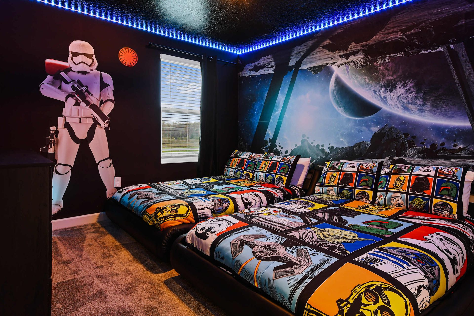 Kids will have fun in this Star Wars bedroom with beautiful lights.