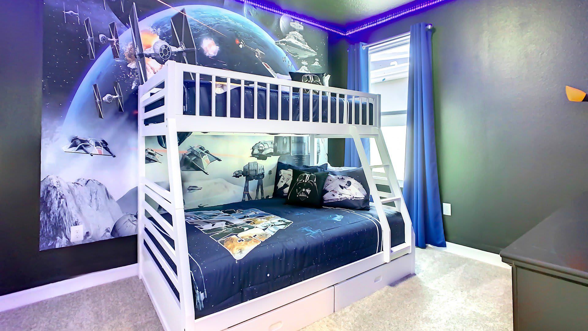 Kids will have fun in this Star Wars bedroom with cool lights
