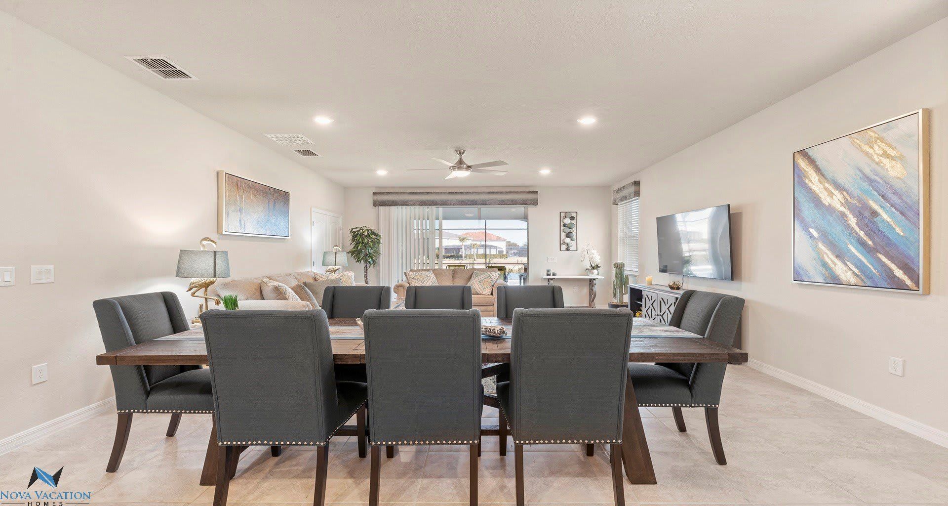 Spacious dinning area. Dine & entertain in style.