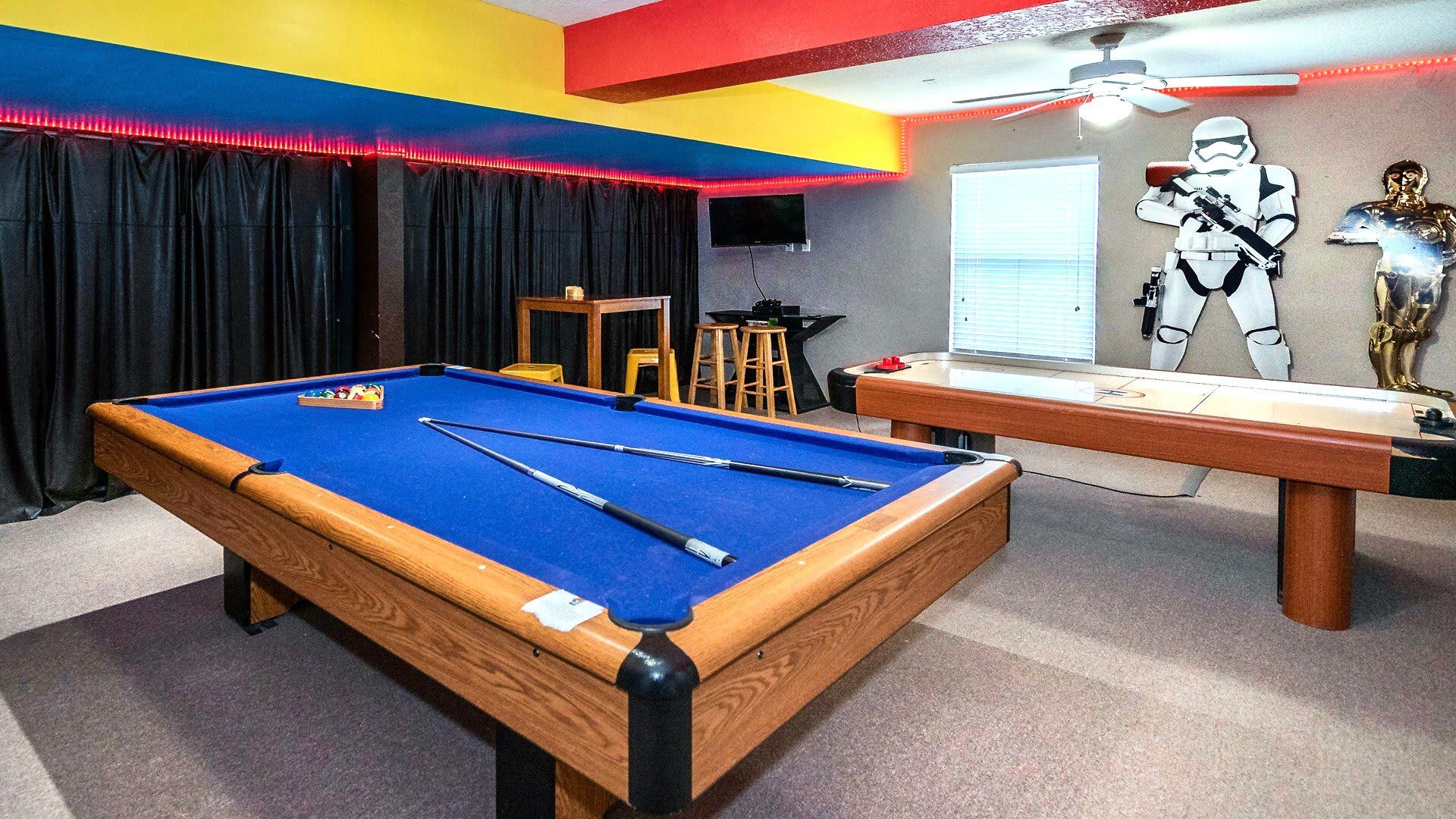 Go to the game room to have fun with the pool or air hockey with your friends