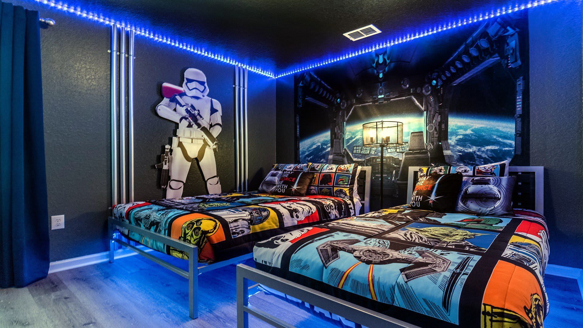 Kids will have fun in this Star Wars bedroom with cool lights!