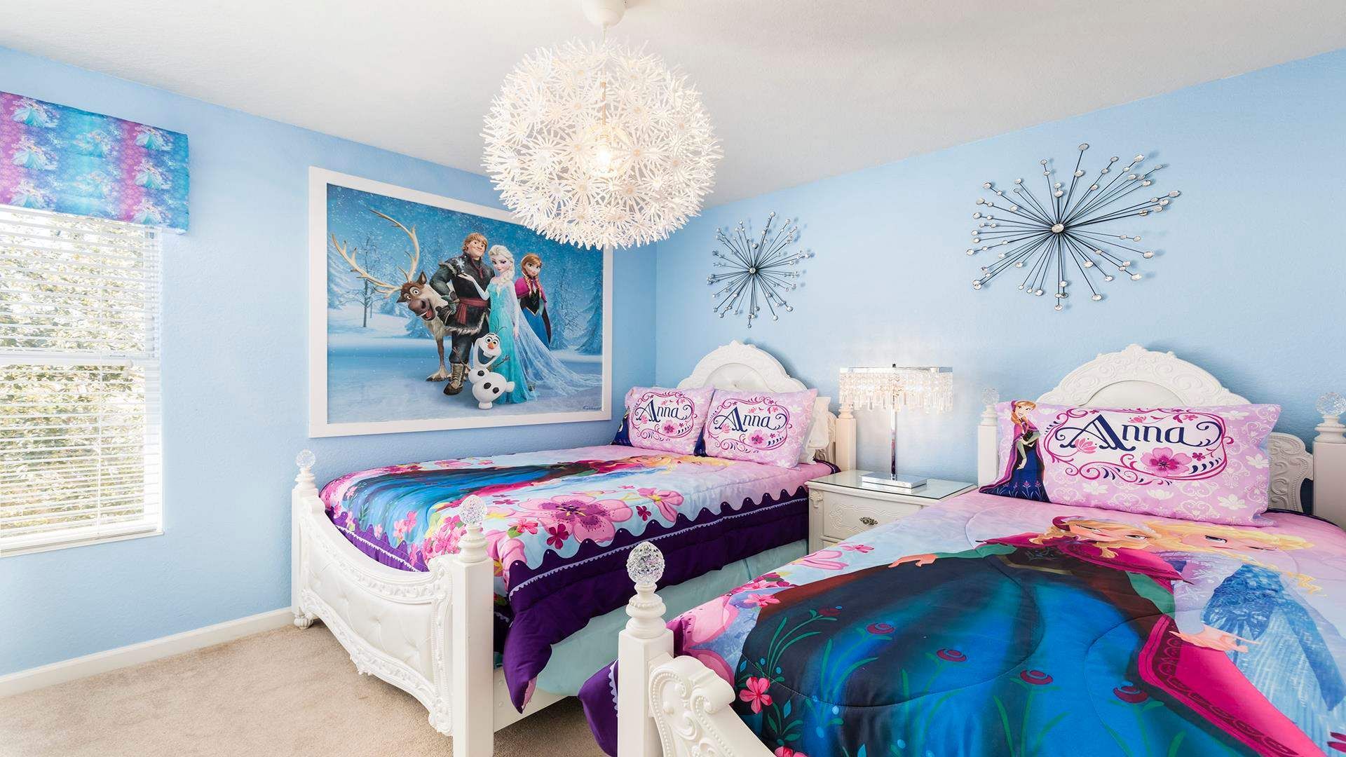 Kids will have fun in this Frozen bedroom with beautiful lights.