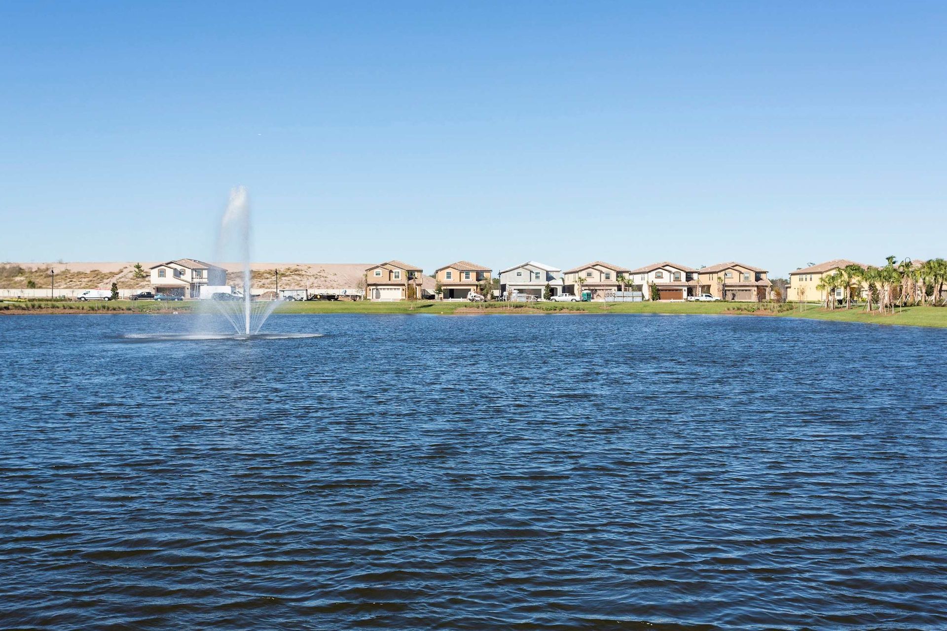 Peaceful lake with fountain views, perfect for a tranquil retreat!