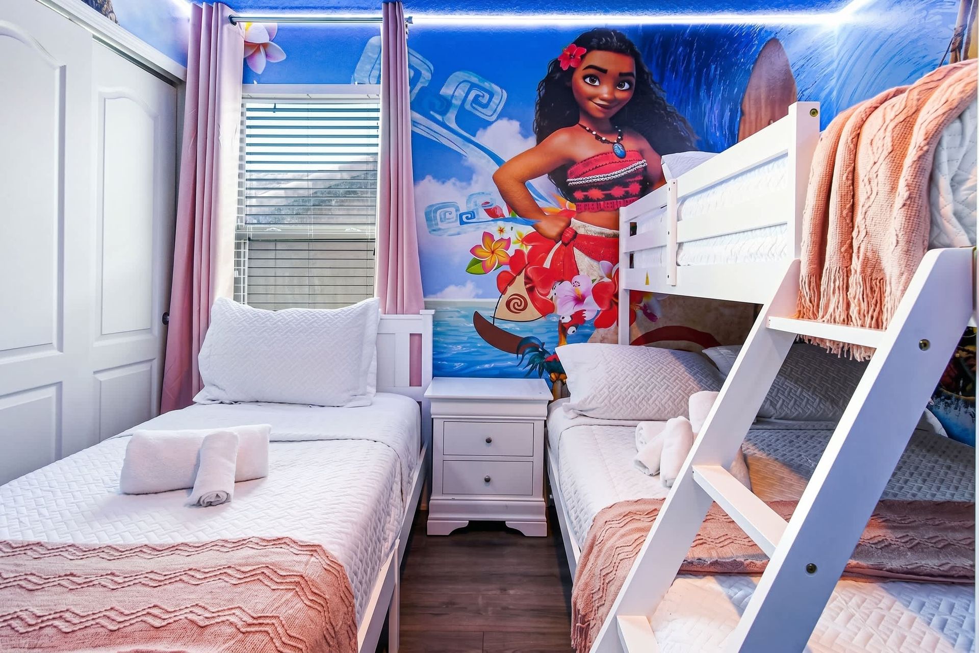 Tropical-themed kids’ room with twin beds, vibrant decor, and adventurous spirit.
