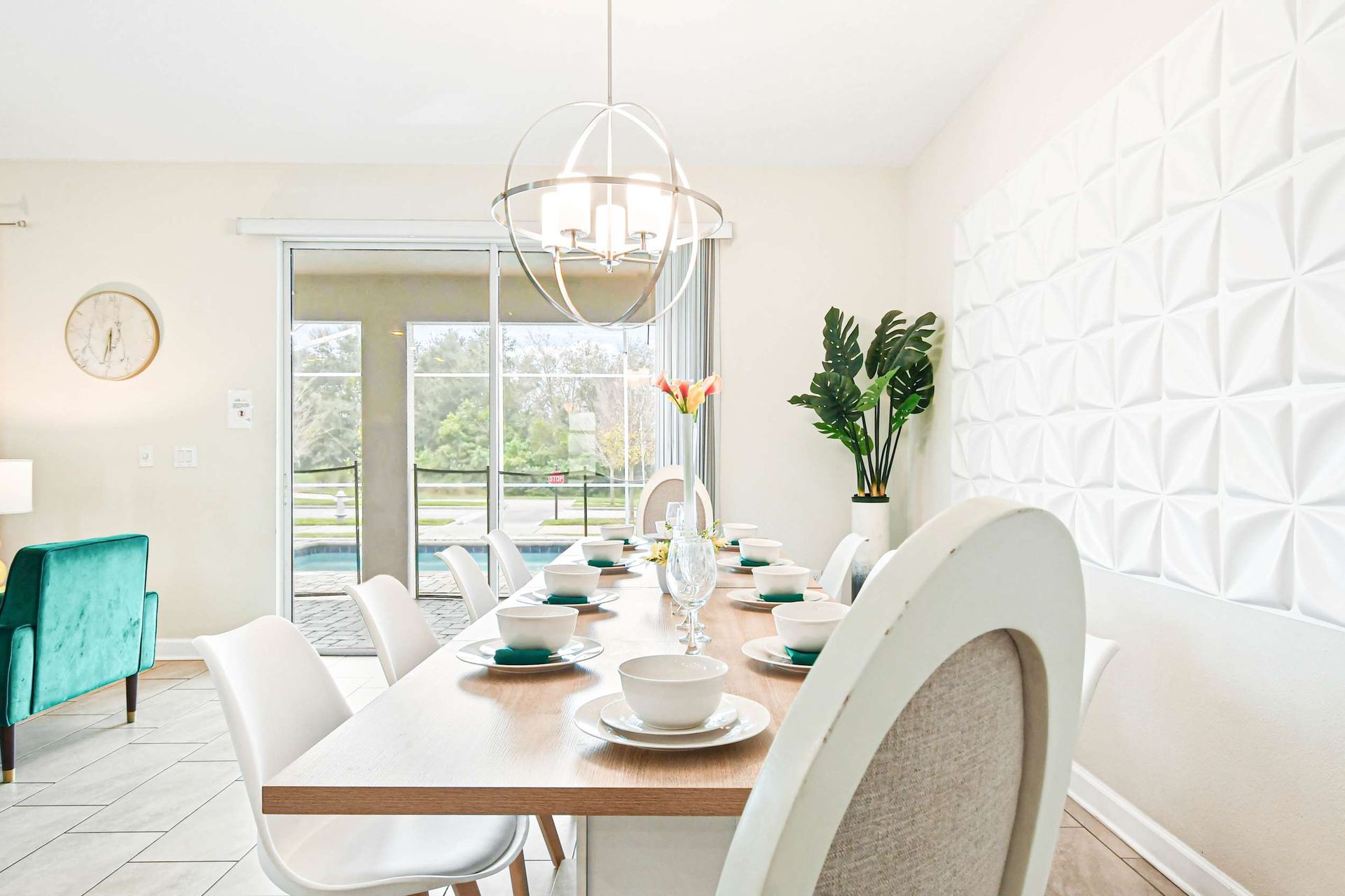 Enjoy the meal time and chat with your large family.