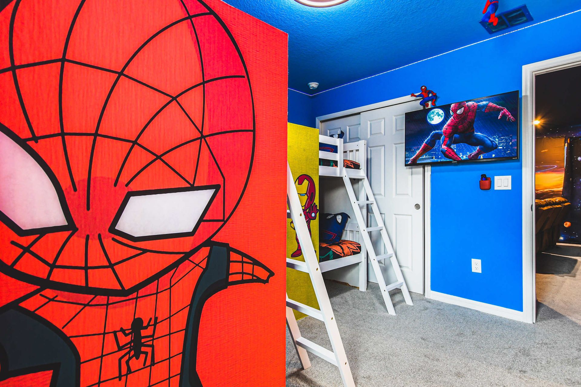 Superhero bunk room with Spiderman décor, perfect for kids' adventure dreams.