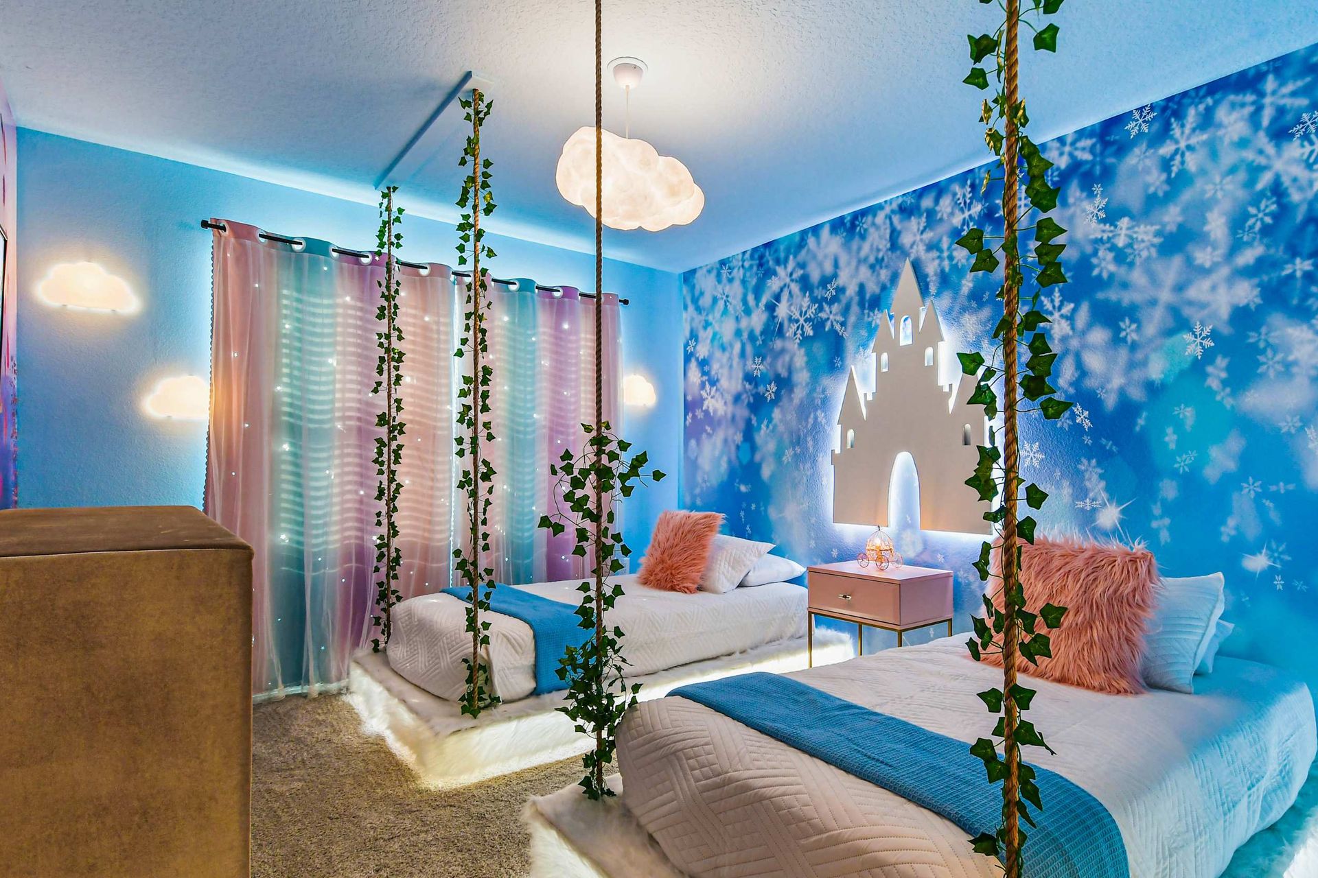 Kids will have fun in this Frozen bedroom with beautiful lights