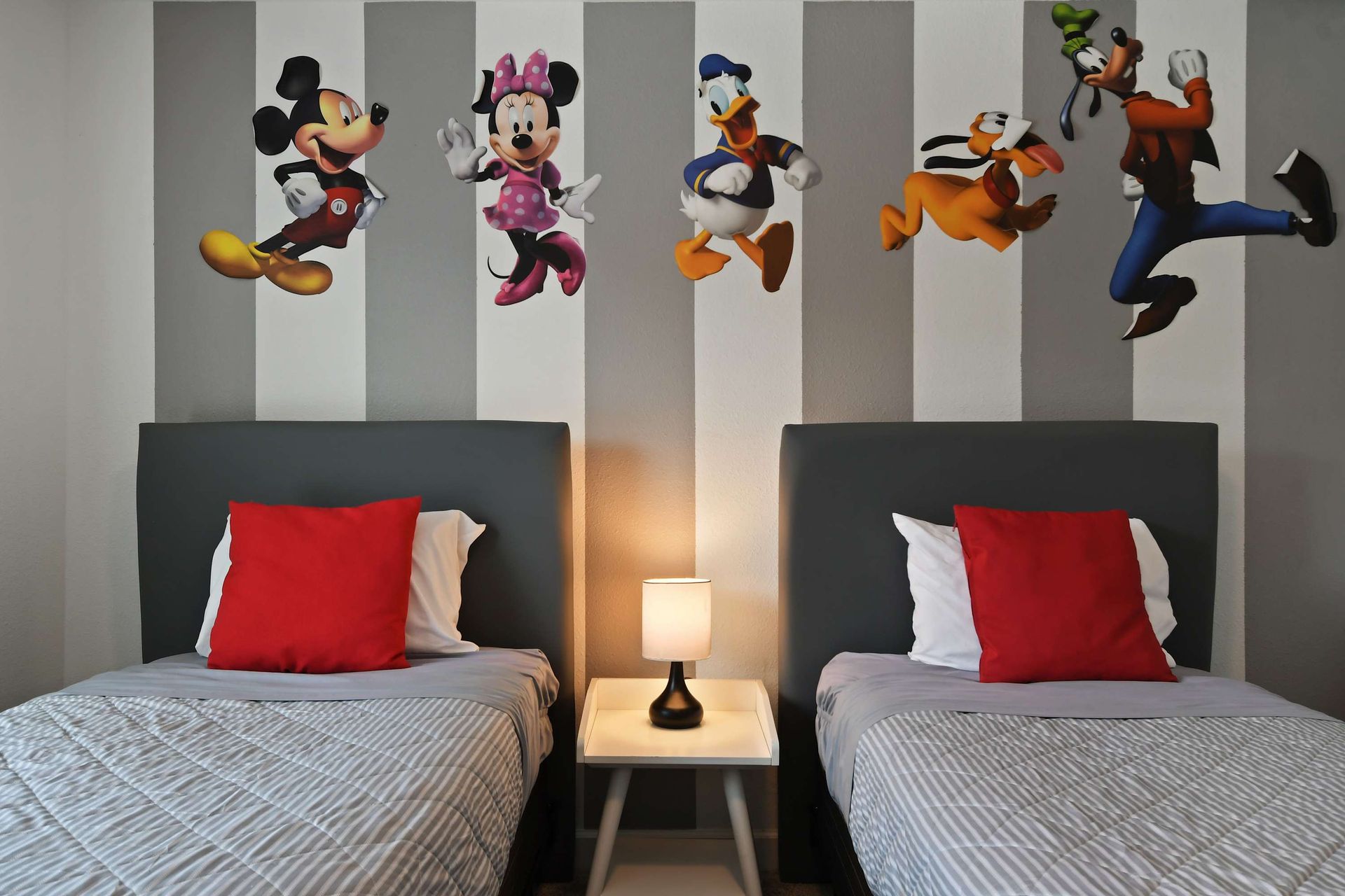 Charming Disney-Inspired Twin Room: Playful Décor & Cozy Beds!