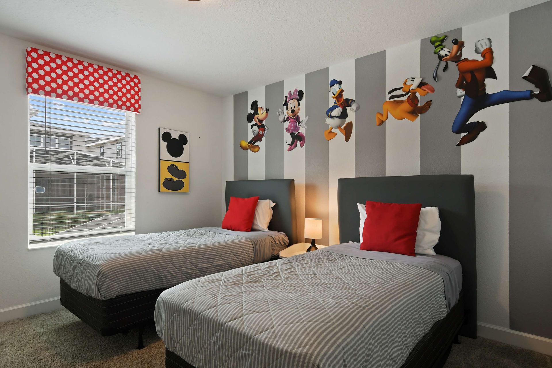 Disney-Themed Kids' Room: Twin Beds, Fun Décor & Magic Vibes!