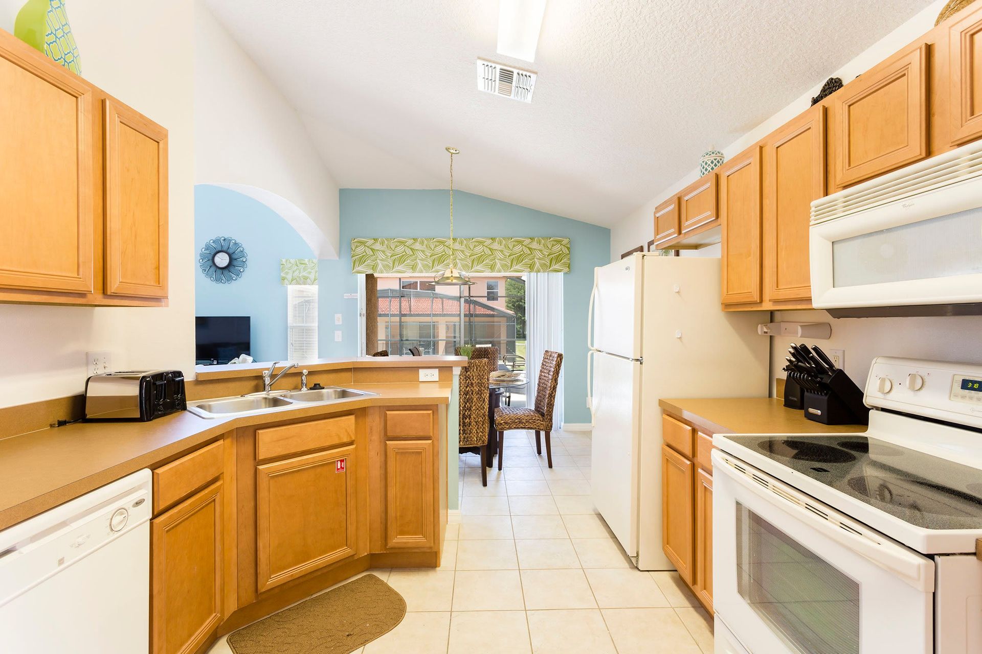 Kitchen: Fully equipped culinary space, ready for any cooking endeavor