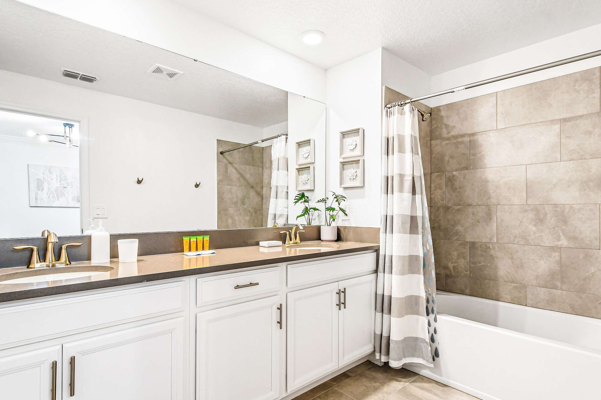 Spotless, sanitized full bathroom ensuring cleanliness and hygiene for a refreshing experience