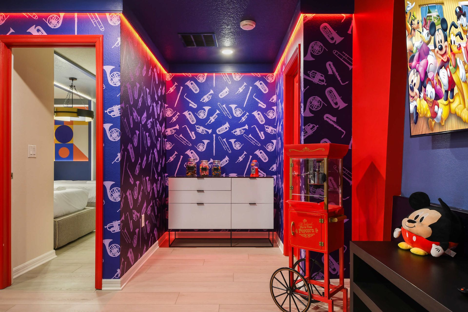 Snack station & Mickey charm—perfect for your movie night!